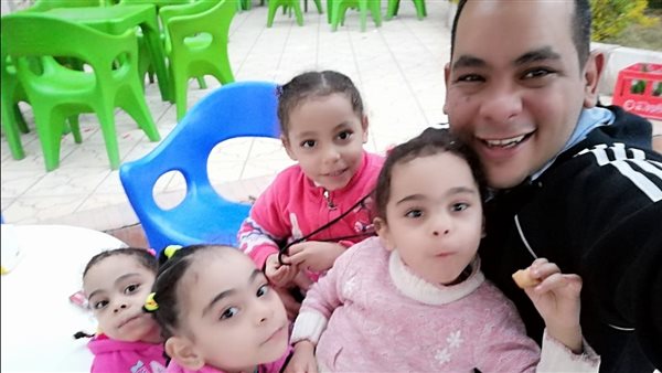 الاب وبناته