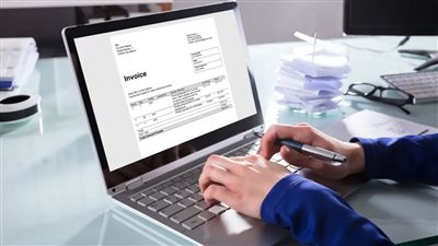 آخر موعد للتسجيل بنظام الفاتورة الإلكترونية وقيمة غرامات التأخير | فيديو 