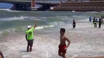 إخلاء شاطئ ستانلي من المواطنين ومنع نزول البحر لارتفاع الأمواج