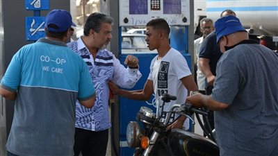 وكيل تموين بورسعيد يتابع الالتزام بسعر البنزين بمحطات الوقود (صور وفيديو)