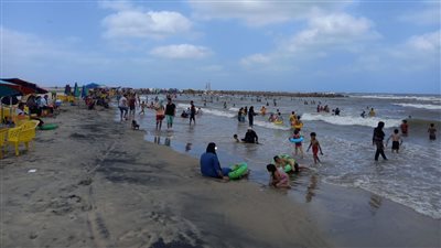زيادة أعداد المصطافين بمصيف بلطيم في رابع أيام العيد وسط تشديدات بعدم استغلالهم (صور)