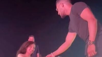 عشاء محمد رمضان وزوجته في مطعم بالساحل يتحول إلى حفل غنائي (فيديو)