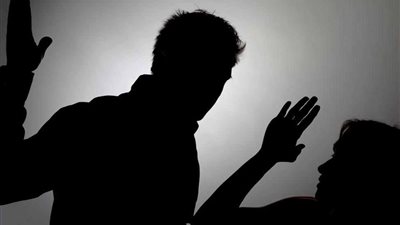 مدمن مخدرات يتعدى بالضرب علي والدته ويطردها خارج المنزل