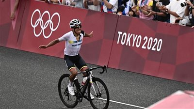 الإكوادوري ريتشارد كاراباز يفوز بذهبية الدراجات في أولمبياد طوكيو 2020