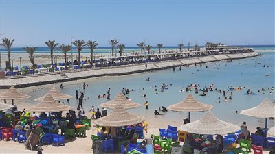 إقبال كبير على شواطيء الغردقة هربًا من ارتفاع درجات الحرارة (صور)