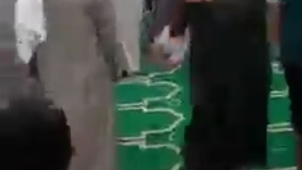 احتجاز المصلين بالمسجد