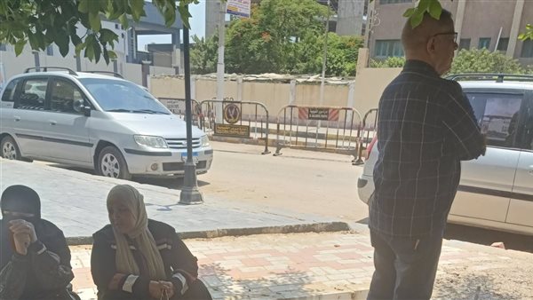 أولياء الأمور يجلسون