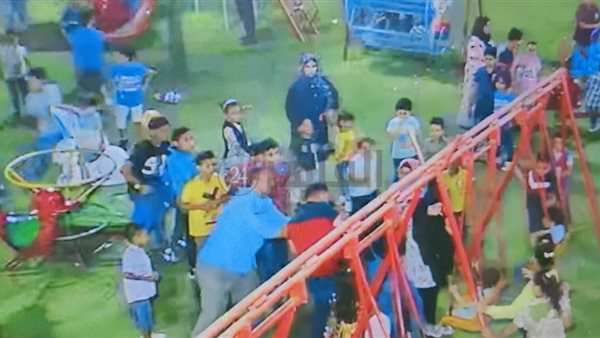 لحظة اعتداء رجل على