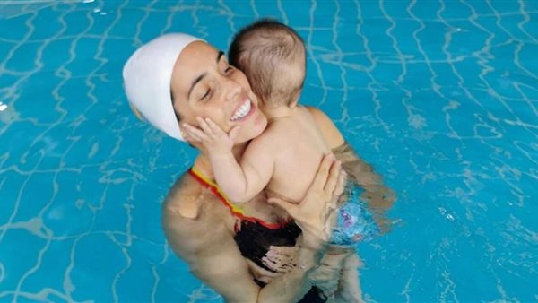 سباحة وطفلتها