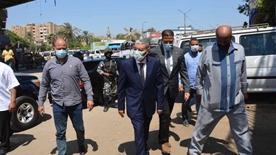 لا زيادة في تعريفة المواصلات.. محافظ المنيا يتابع مواقف السيارات بالمحافظة