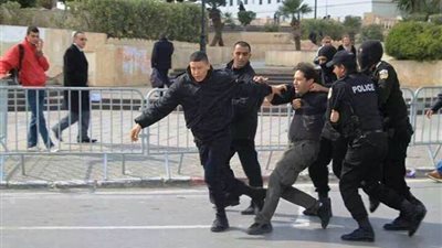 اشتباكات بين قوات الأمن التونسي والمتظاهرين في محيط البرلمان وسط العاصمة (فيديو)