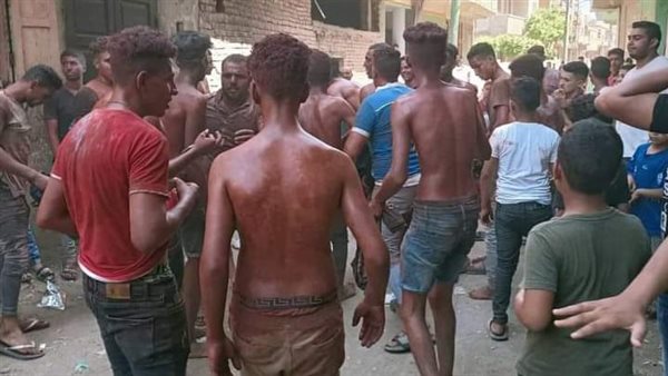 الشباب يرقصون عرايا