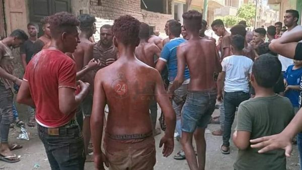 شباب ترقص عرايا على