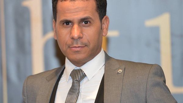 الكاتب الصحفي محمود