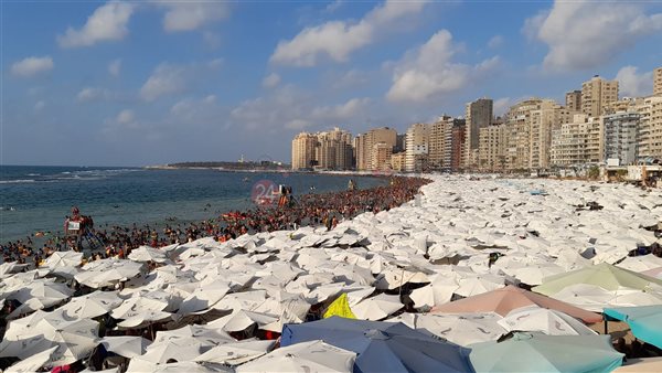 زحام شديد على شواطئ