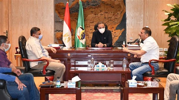 محافظ الفيوم يجتمع