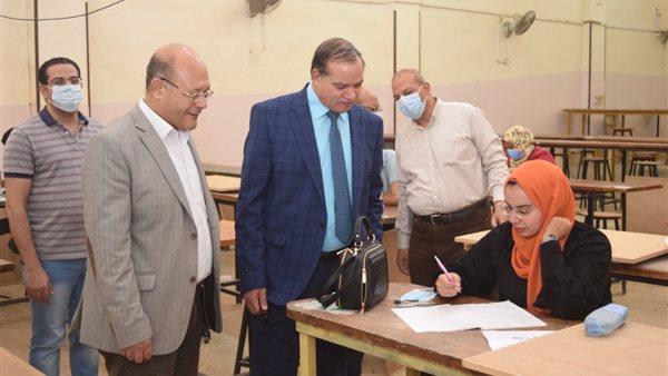 رئيس الجامعة خلال