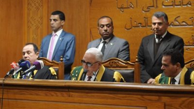 ترويع المواطنين واستعراض القوة.. محاكمة متهمين بحيازة أسلحة نارية ومولوتوف