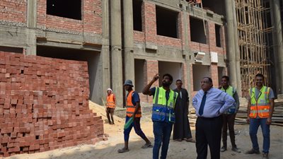 ماجد نجم يتفقد آخر الأعمال الإنشائية بجامعة حلوان الأهلية