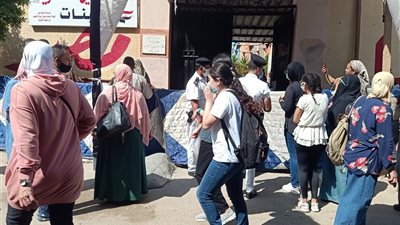 ارتياح بين طلاب الثانوية العامة بالإسكندرية عقب امتحان اللغة الأجنبية الأولى