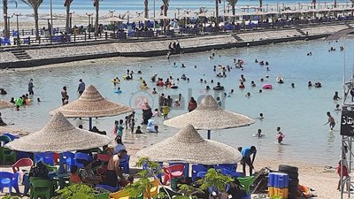 إقبال كبير من المُواطنين على شواطئ الغردقة هربًا من ارتفاع درجات الحرارة (صور)