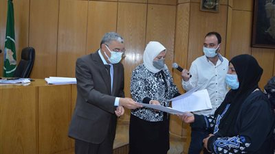 محافظ المنيا يُسلم 124 مشروعًا تنمويًا للمرأة المعيلة والشباب