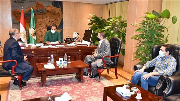 محافظ الفيوم يجتمع