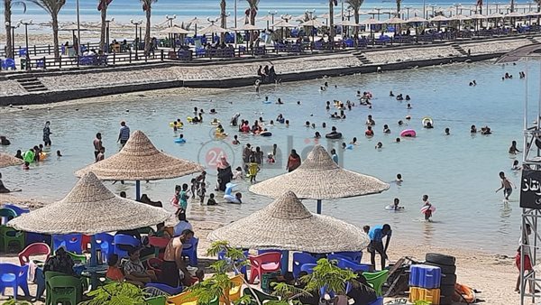 جانب من إقبال المواطنين