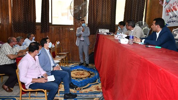 محافظ الفيوم يجتمع