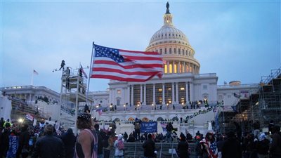 حادث غريب.. كيف انتحر مواطن أمام الكونجرس الأمريكي بعد محاولته لإطلاق النار على الكابيتول؟