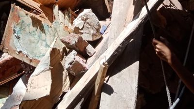 جهات التحقيق تعاين موقع عقار إمبابة المنهار 