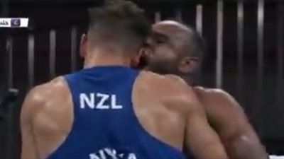 على طريقة سواريز.. ملاكم مغربي يحاول 