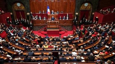 البرلمان الفرنسي يسمح بطرد الموظفين الرافضين تلقي لقاح كورونا