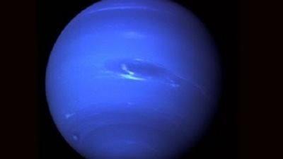 أستاذ بمعهد البحوث الفلكية: اقتران كوكب نبتون والقمر مساء الثلاثاء