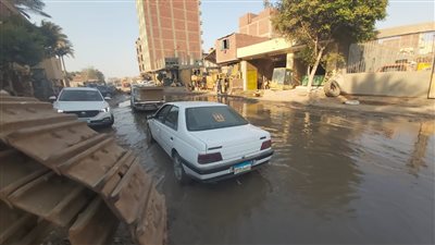 كسر بخط المياه العمومي بمنطقة المطحن بمدينة السلام (صور)