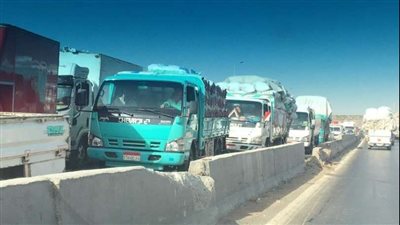 شلل مروري فوق الطريق الدائري ناحية حي الهرم بسبب انقلاب سيارة