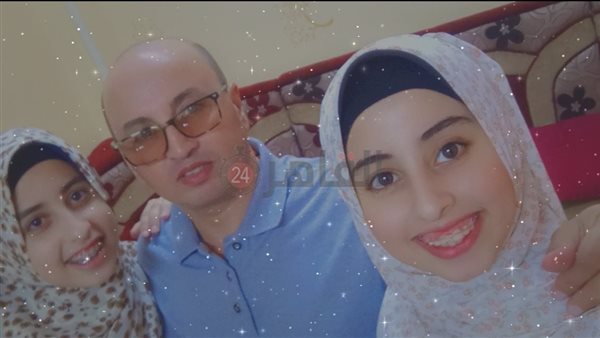 فاطمة مع والدها وشقيقتها