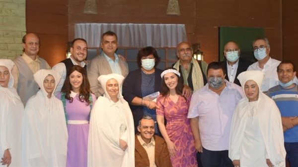 وزيرة الثقافة مع