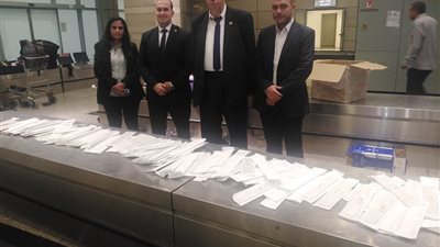 ضبط راكب أوروبي بمطار القاهرة الدولي لمحاولته تهريب كميات كبيرة من الخيوط الجراحية (صور)