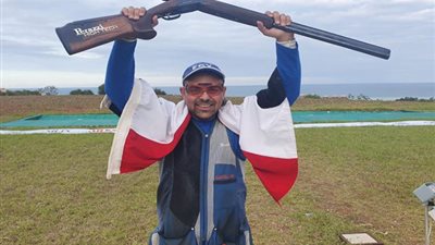 وزير الرياضة يهنئ عزمة محليبة لإحرازه الميدالية الفضية بـ كأس العالم للرماية