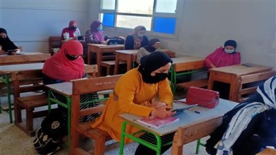 طلاب الثانوية العامة بأسوان يؤدون امتحاني التفاضل والتكامل والجيولوجيا
