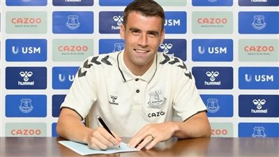 رسميًا.. إيفرتون يمدد عقد قائده سيموس كولمان عامًا آخر