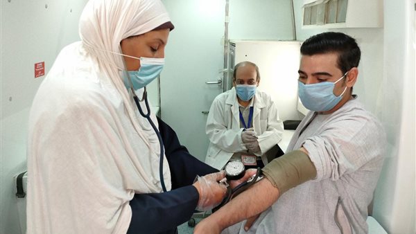 الكشف الطبي على مواطنين