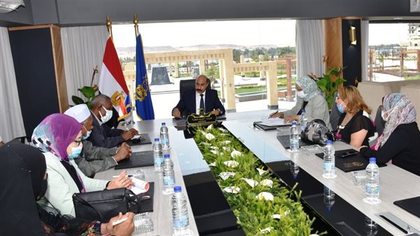 محافظ أسوان مع فرع