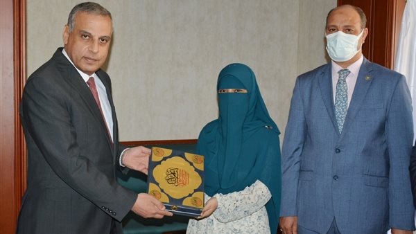 محافظ سوهاج يكرم