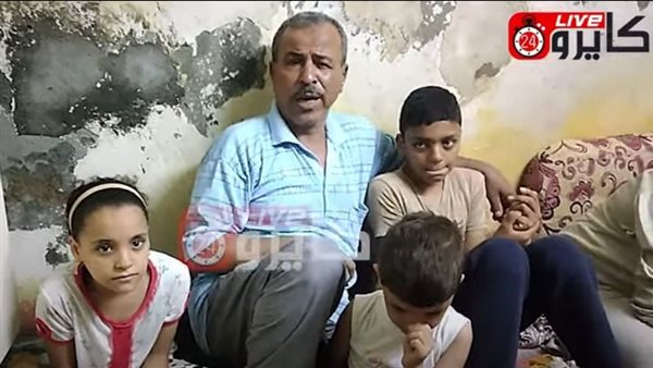 صاحب المنزل وأحفاده