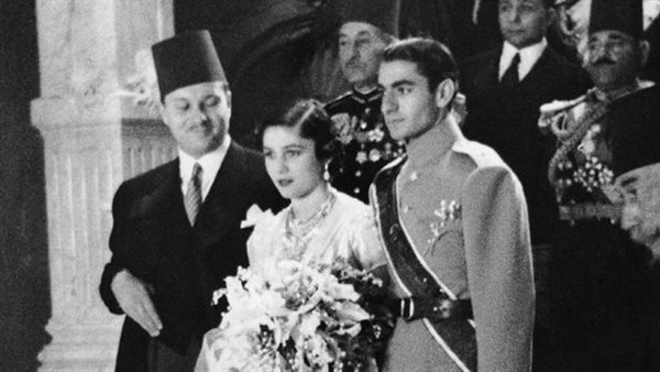 محمد رضا بهلوي بجوار