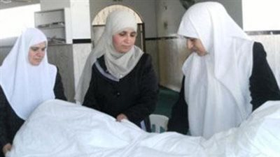 هل يجوز أن يُغسّل الرجل أمه؟.. 