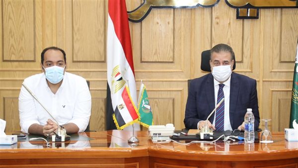 جانب من اجتماع محافظ