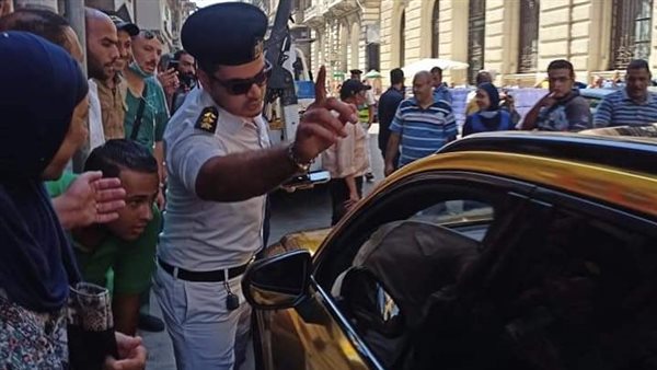 ضابط المرور يحرر